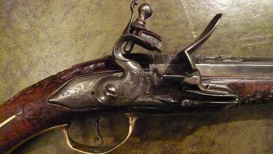 Antique Flintlock pistols, Rifles & Blunderbuss. carvedflintlocklockplate